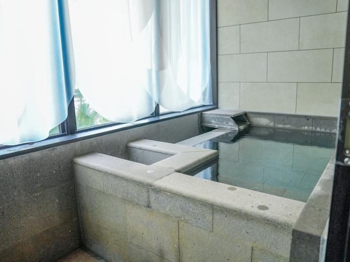 <span style="font-size:18px;"><a href="https://www.visit-oita.jp/spots/detail/9409"target="_blank"><font color="#0033ff">愛犬と過ごす温泉旅館 HONJIN </font></a></span>