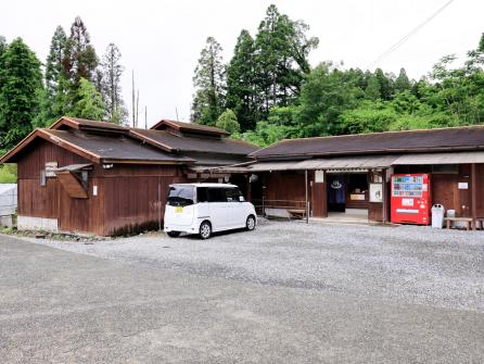自然に囲まれた静かな場所で、県内外から通うファンも多い