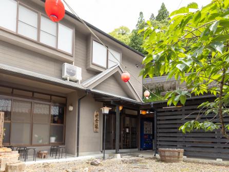 石畳通りの脇道にある宿。週末の『おきぱん』を楽しみに訪ねてくる人も多い