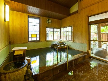 「岩魚の湯」の内湯。優しい時の流れを感じ、癒される