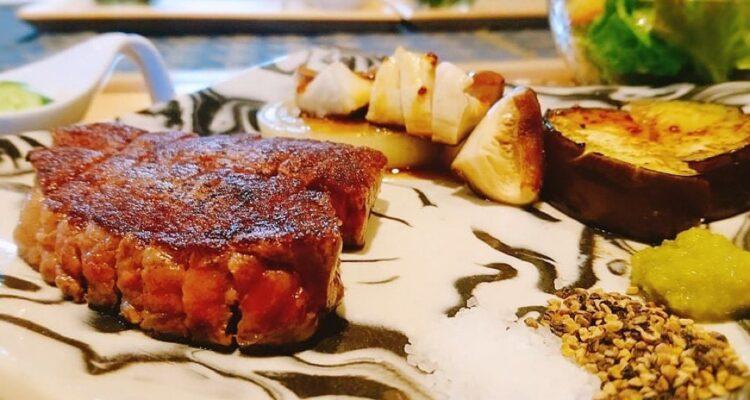 <span style="font-size:16px;"><a href="https://www.instagram.com/hibachi2017/"> <span style="color:#C9F2E3;"><u>創作鉄板HIBACHI</u></span></a><br > <span style="font-size:12px;"> ステーキ、チャーシュー、フォアグラソテーなど各地から取り寄せた、こだわりの肉で作る肉料理が楽しめる店。完全予約制のディナーで至福のひとときを。</span><br /> <span style="font-size:12px;"><span style="color:#FFFF00;">【スポット情報】</span><br /> 住所：大分県宇佐市四日市1462-1 グルメ横丁内<br /> TEL：0978-25-9700<br /> 営業時間：11:30～14:00／18:00～22:00※ディナーはコース料理の為完全予約制<br /> 定休日：火・水曜 ※不定休あり</span><br /><br>