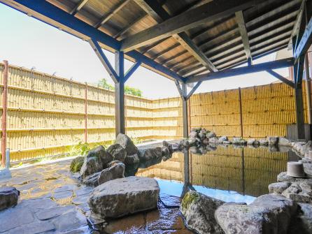 岩造りの露天風呂を備える「牧の戸の湯」