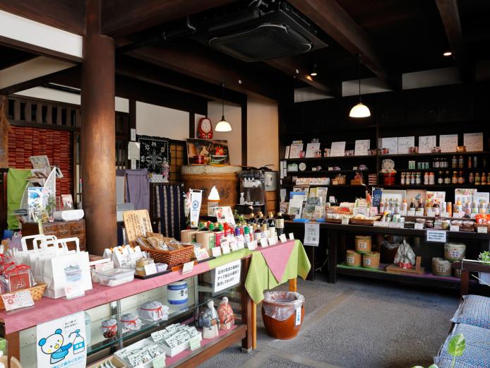 ▲店内では手土産にぴったりな味噌や醤油なども販売しています