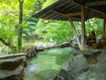 露天に屋根があるので雨音を聞きながらの湯浴みもまた粋