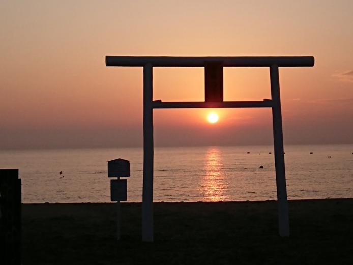 &lt;font color=&quot;#ff4500&quot;&gt;&lt;strong&gt;重藤海岸&lt;/strong&gt;&lt;/font&gt;（国東市）&lt;br&gt;美しい砂浜が続く「重藤海岸」。海岸線からゆっくりと昇っていく朝日を見ることができます。1月1日には、新しい年の無病息災を祈願し、毎年多くの人たちがご来光を浴びにこの地を訪れます。&lt;hr&gt;&lt;span style=&quot;font-size:14px;&quot;&gt;【DATA】&lt;br /&gt;住所／国東市国東町重藤旭日地区&lt;br&gt;問合せ／0978-73-0962（国東市観光協会）&lt;br&gt;&lt;a href=&quot;https://visit-kunisaki.com/features/%E3%81%A9%E3%81%93%E3%81%A7%E3%82%82%E5%88%9D%E6%97%A5%E3%81%AE%E5%87%BA%E3%82%B9%E3%83%9D%E3%83%83%E3%83%88/#shigefuji&quot; target=&quot;_blank&quot;&gt;&lt;font color=&quot;#0033ff&quot;&gt;HPはこちら&lt;/font&gt;&lt;/a&gt;&lt;/span&gt;&lt;br&gt;&lt;br&gt;