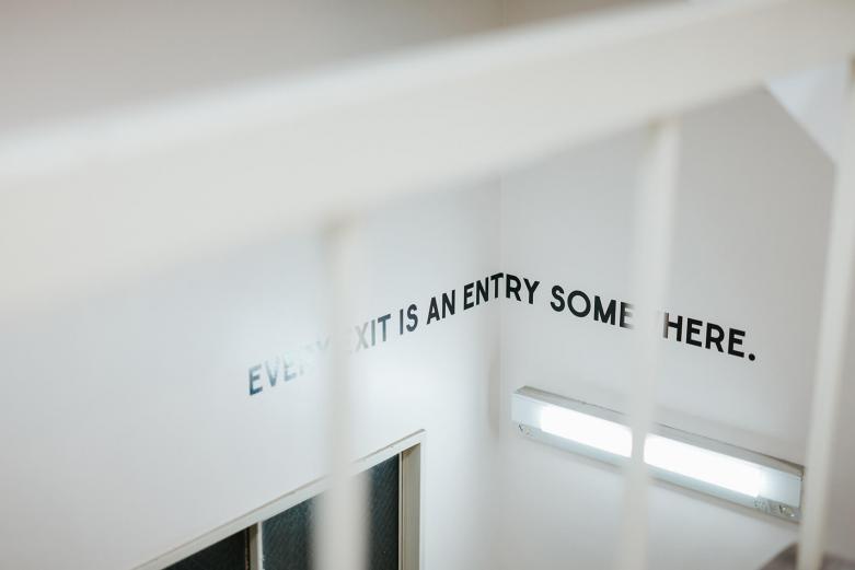 <span style="font-size:12px;"><font color="ffffff"> 「すべての出口は、どこかの入口」。まさにこの空間にぴったりなひと言。<br> <br> カフェのコンセプトは「カフェと語学とカルチャーと。」。このカフェという空間にさまざまな文脈を付与するのが〈10 COFFEE BREWERS〉のスタイル。例えば、定期的に企画展を実施するなど、ギャラリー的な機能も備えた場所になっています。また、就活カフェや留学カフェという試みも。</font></span><br><br>