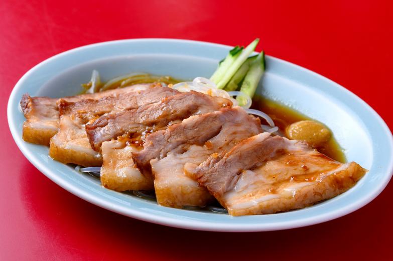 <span style="font-size:12px;"> 「やきぶた」900円は、香ばしく焼き上げられた本格派。脂の旨みと香りが広がり、思わずビールをもう一口進めたくなる味わいです。</span><br><br>