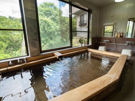 開放感のある内湯（大）。窓の外の景色も心を癒してくれる