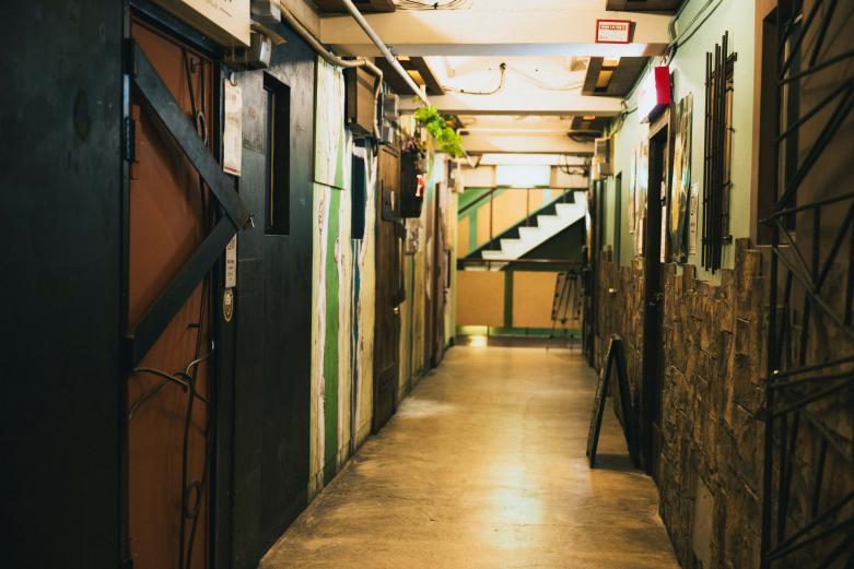 <span style="font-size:12px;">この趣向はビルオーナーによるもので、内装はもちろん、出店しているテナントの選定にもとことんこだわっていると言います。<br> <br> 「この界隈は、かつては割烹旅館などが立ち並び、ビルが建った昭和40年代頃は宴会のメッカとして大変な賑わいでした。その後不況の煽りを受けて、私が先代である父からビルを引き継いだ頃には、テナントもガラガラで幽霊ビルのような状態でしたね。かつての盛り上がりを取り戻したくて、自分が通いたいと思える飲食店を揃えた総合プロデュースに乗り出したんです」とビルオーナー。</span><br><br>