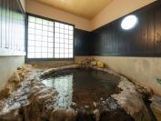 ごつごつとした岩が秘湯の雰囲気を醸し出す「岩湯」