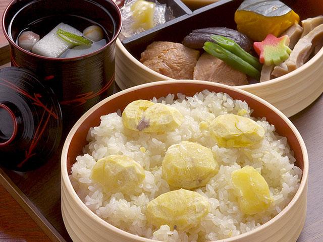 <font color="#ff1493"><strong>茶房だんだん</strong></font><br>1804年創業の旧岡藩の菓子司『但馬屋老舗』に隣接する喫茶。地元の栗を使った栗おこわのセットやぜんざい、お殿様への献上菓子として有名な代表銘菓「三笠野」、「荒城の月」などが味わえます。老舗ならではのしっぽりとした雰囲気は、なんだか贅沢な気分☆<hr><span style="font-size:14px;"><strong>【DATA】 </strong><br /> 住所／竹田市竹田町40<br>電話／0974-63-1811<br>駐車場／10台<br>アクセス／竹田ICから車で約5分<br /><a href=" https://taketa.guide/spots/detail/cb4d9479-050f-4495-abd6-dbb698958ba2" target="_blank"><font color="#0033ff">詳細はこちら</font></a></span>