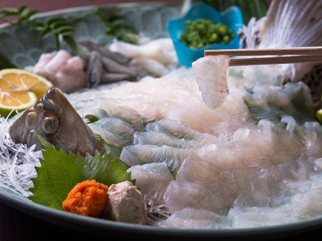 ■城下かれい&lt;br&gt;江戸時代に徳川将軍へ献上する「殿様魚」として珍重されていた高級魚。弾力のあるプリプリの食感と淡白ながらも甘みがあるのが特徴で、刺身や天ぷら、煮つけなど様々な料理で味わえます。