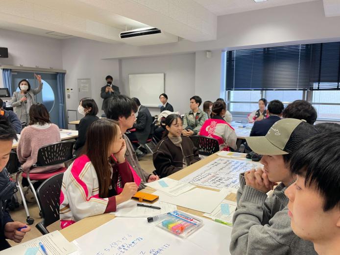 <span style="font-size:12px;"><font color="ffffff"> 最近、地元の大学生と『若者に都町へ来てもらうにはどうすればよいか』をテーマにミーティングを開き、“昼カフェ”を実施することが決まったそう。<br>「2024年は都町のために新しいチャレンジができそうやけん、ワクワクしています」</font></span><br><br>