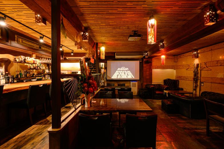 <span style="font-size:12px;">都町で夜を楽しんだあと、もう少し心地よく過ごしたい。そんな気分に応えてくれるのが『BAR USB』。<br> 店に入るとまず耳に届くのは、心地よく流れるジャズ。柔らかな照明に包まれた空間は、カウンター席からテーブル席、さらに個室やVIPルームまで揃い、シーンに合わせて利用できるのが魅力的。<br>一人でしっとり飲むのも良し、気の合う仲間と語り合うのも良し。遅い時間でも安心して立ち寄れる一軒は、覚えておくと心強い存在です。</span><br><br>