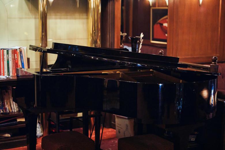 <span style="font-size:12px;"><font color="ffffff">毎晩21時、22時、23 時からはピアニストによる生演奏（各30分）がスタート。セットリストは洋楽やジャズ、石原裕次郎ら懐かしの昭和歌謡など。ピアノに合わせて歌を披露するゲストもいるのだそう。</font></span><br><br>