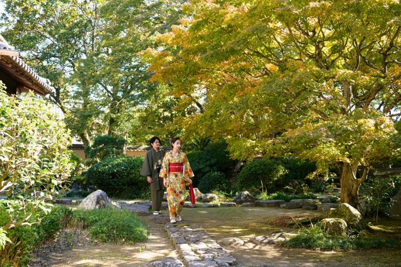 堂々とした茅葺屋根もさることながら、四季折々の美しさを見せる回遊式庭園も見事です。