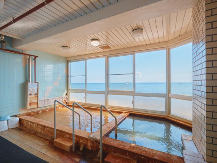 <font color="#800080"><strong>拍子水温泉（健康管理センター）</strong></font><br>姫島村に昔から伝わる“姫島村七不思議”のひとつ「拍子水」を利用した温泉施設。約25℃の源泉と、これに温水を加えた41℃前後の2種類が楽しめる。窓を大きくとった浴室は明るく開放感にあふれ、浴槽からは青い海が広がる素晴らしい景色が一望できる。<hr><span style="font-size:14px;">【DATA】<br >・住所／東国東郡姫島村5118-2<br>・電話／0978-87-2840<br>・種類／内湯<br>・泉質／含二酸化炭素－カルシウム・マグネシウム－炭酸水素塩泉<br><a href=" https://www.himeshima.jp/kankou/inn/hyoushimizu-onsen/ " target="_blank"><font color="#0033ff">詳細はこちら</font></a></span><br><br>