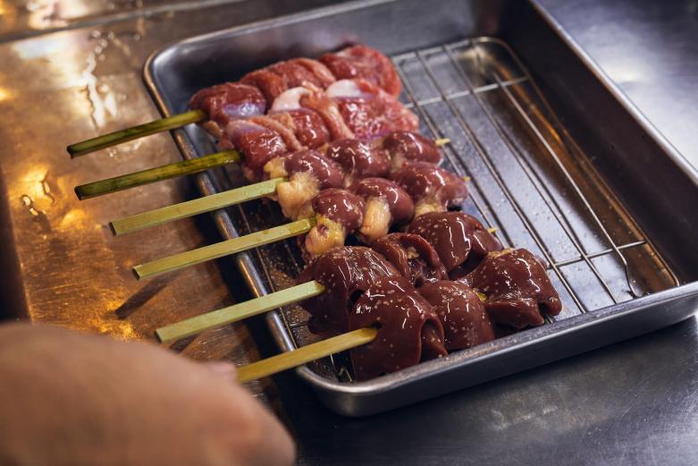 <span style="font-size:12px;"><font color="ffffff"> というわけで、いよいよ“キモ食い”。３種オーダーしました。<br> 「うちは焼き鳥さんやないけど、スタッフが一本ずつ丁寧に串を手刺しで仕込んでいます」</font></span><br><br>