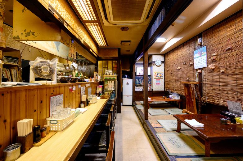 <span style="font-size:12px;">足で丁寧にこねた手打ち麺は、もちもちとした弾力がありながらつるりと喉をすべる心地よさ。飲んだあとの体にもすっと染み渡ります。出汁は昆布や干し椎茸、鰹節を重ねた透明感のある味わいで、すっきりとして最後まで飲み干したくなるほどです。</span><br><br>