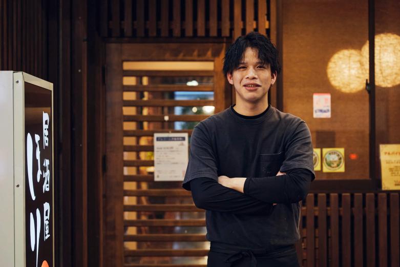 <span style="font-size:12px;"><font color="ffffff">料理担当の加未紫晶さん。</font></span>