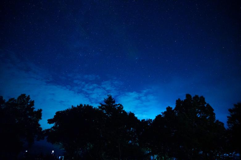 <span style="font-size:12px;">「久住高原星空の巡り」は、ただ星を“眺める”だけのイベントではありません。 星のお話しやガイド、体験がひとつに溶け合い、まるで夜空の物語に入り込んだような時間が流れます。夜の花公園を歩くだけでも十分ロマンチックですが、星の歴史や神話を知ることで、いつもの星座がぐっと身近に、そして特別に感じられるはず。<br> 標高が高い久住高原では、夜になると空気がぐんと冷え込みます。夏でも上着があると安心、冬にはしっかりめの防寒を。 「非日常の夜を味わいたい」「家族で忘れられない思い出を作りたい」「大切な人とロマンチックな時間を過ごしたい」 ──そんな人にぴったりのイベント。訪れた人たちは「星に包まれるようだった」「またこの空に会いに来たい」と笑顔で語ります。 大自然の中で見上げる満天の星は、まさに“ここでしか出会えない夜”。 久住の澄んだ空気と静けさの中、心までリセットされるような特別なひとときを過ごせます。</span><br><br>