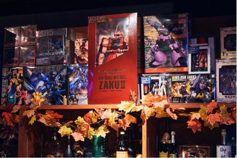 <span style="font-size:12px;"><font color="ffffff"> アニメの「ガンダムシリーズ」はすべて視聴済みな理沙ママのもとには、ガンダムグッズが集まってくる。「ガンダムトークなら任せちょきよ〜」。<br> <br> いま理沙ママたち「華都会」は県庁とも協力しながら「都町おもてなしMAP」を制作中。各参加店には大分ならではのおもてなし特典を用意してもらい、今年２月のリリースを目指しています。<br> <br> 「〈momokA〉のおもてなし特典は大分・佐賀関の海藻『くろめ汁』を考えています。酔ったときに飲むと最高で、口の中に磯の香りが広がって落ち着くんよね〜。いつもは県外のお客様限定で最後にお出ししていますけど、このMAPを持参してきてくれた人にはみんなサービスしちゃん」</font></span><br><br>