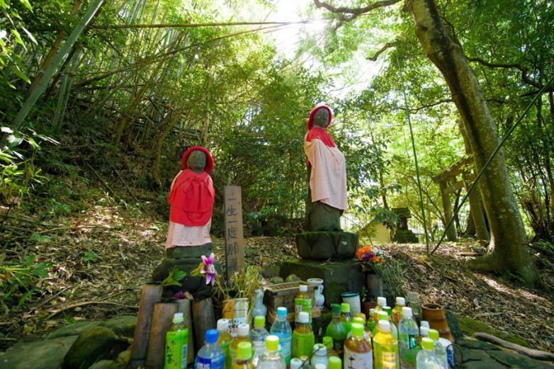 「呉橋」の近くの坂を登ったところに祀られている「願掛け地蔵」は、知る人ぞ知るパワースポット。誰にも見られずに参拝すると一生に一度だけ願いが叶うといわれているので、人が少ないときに行くのがオススメ！