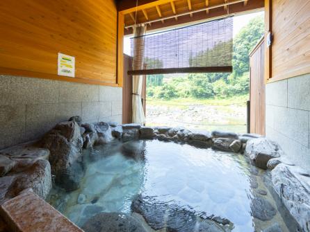岩造りの貸切湯。お湯はどの部屋も毎回入れ替えている