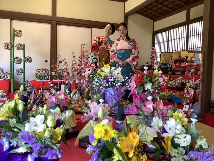 <font color="#ff1493"><strong>さいきﾚﾄﾘｯﾌﾟ～大正ﾛﾏﾝ袴着付体験～</strong></font><br>袴姿でお雛様と写真を撮ってみませんか？「歴史と文学のみち」沿いの佐伯市城下町観光交流館では袴着付体験が可能です。趣ある建物や石畳の通りなど、写真映えスポットが満載！お友達やカップルで大正ロマンを楽しんでみては？（５日前までに要予約）<hr><span style="font-size:14px;"><strong>【DATA】 </strong><br /> 住所／佐伯市城下東町8-19（佐伯市城下町観光交流館）<br>電話／0972-23-3400（佐伯市観光案内所）<br>駐車場／11台<br>アクセス／佐伯ICより車で約10分<br /><a href=" https://www.visit-saiki.jp/spots/detail/93385261-ec09-40a7-a8c5-e75430893d9a" target="_blank"><font color="#0033ff">詳細はこちら</font></a></span>