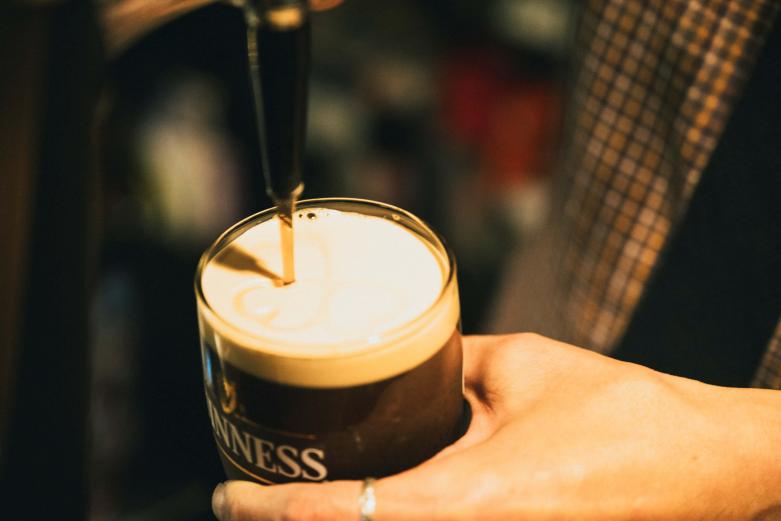 <span style="font-size:12px;">フリーハンドで描かれる三つ葉のクローバー「シャムロック」（アイルランドの国花）は、樽生ギネスの称号です。１パイント900円。</span><br><br>