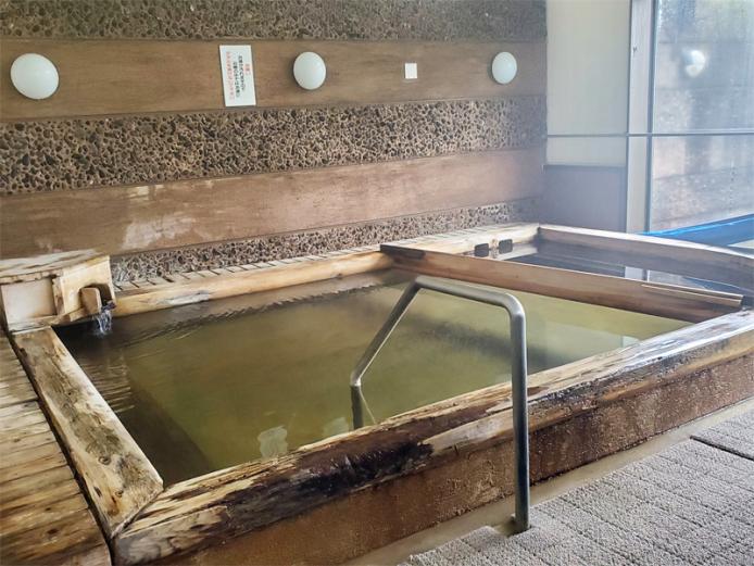 <font color="#800080"><strong>白丹温泉 ふれあいの湯</strong></font><br>静かな里山に囲まれた場所にある温泉施設。住民の寄付によって掘られたという温泉は、簡素な造りで飾り気のない雰囲気が地元の人々に愛されている。素朴な雰囲気ながらも泉質はピカイチで、美肌効果があるほか、飲用すれば胃腸病にも効果が期待される。<hr><span style="font-size:14px;">【DATA】<br >・住所／竹田市久住町白丹4725-2<br>・電話／0974-76-2226<br>・種類／内湯<br>・泉質／含鉄泉<br><a href=" https://taketa.guide/spots/detail/82ff7517-9c25-4e02-8500-202b18131c3f " target="_blank"><font color="#0033ff">詳細はこちら</font></a></span><br><br>