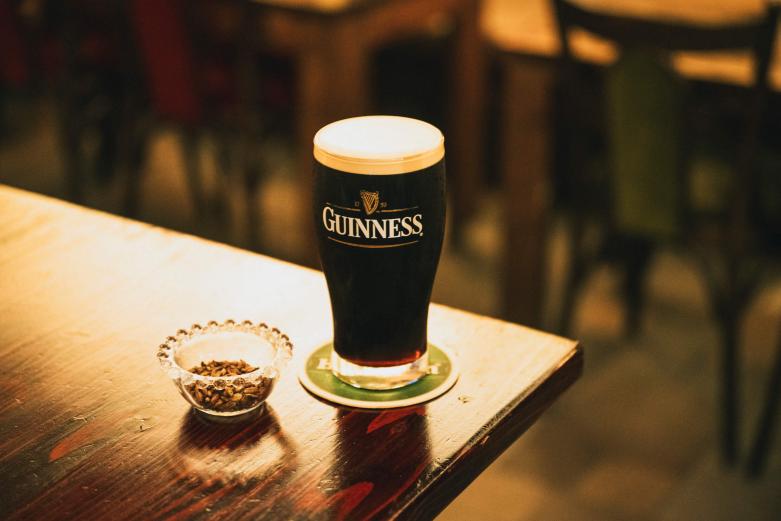 <span style="font-size:12px;">大分では珍しい樽生ギネスと樽生ハイネケンが飲める〈VIVE LA VIE（ビブラヴィ）!!〉（白銀ビル３階）は、アイルランドにあるギネス本社が認める、日本でも数少ない「GUINNESS Perfect Pint」認定の店。ビール好きの間では名の知られた隠れた名店です。</span><br><br>