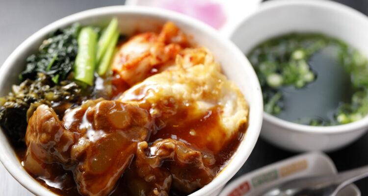 <span style="font-size:16px;"><a href="https://www.instagram.com/ajisai_kusu/"><span style="color:#C9F2E3;"><u>中華焼肉 紫陽花</u></span></a><br ><span style="font-size:12px;"> 焼肉や中華料理など幅広いメニューが楽しめる食堂。弁当やオードブルなどのお持ち帰りも充実している。家族や友人と賑やかな食事を楽しみたいときにオススメ。</span><br /><span style="font-size:12px;"><span style="color:#FFFF00;">【スポット情報】</span><br />住所：大分県玖珠郡玖珠町帆足365-19<br />TEL：0973-72-2835<br />営業時間：11:30～14:00(LO13:30)／日〜木曜 18:00-22:00(21:30 L.O)、金・土曜18:00-24:00(23:30 L.O)<br />定休日：ランチ火・日曜、祝日、夜　火曜※不定休あり</span><br /><br>