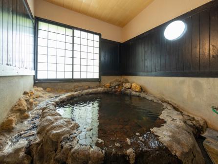 ごつごつとした岩が秘湯の雰囲気を醸し出す「岩湯」