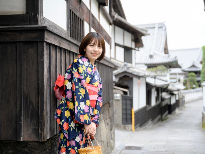 ▲情緒 あふれる「二王座歴史の道」を散策するのもおすす め