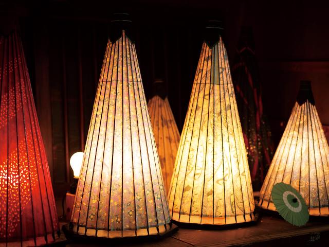 <font color="#ff1493"><strong>和傘工房 朱夏</strong></font><br>江戸時代の伝統文化である和傘を復興させ、九州唯一の和傘製造を営んでいます。昔ながらの傘はもちろん、あんどんやランプシェードなど、伝統を守りながら日常使いにも取り入れやすいデザインが魅力的です。工房見学や「ミニ和傘あんどん作り」の体験プランもあります。<hr><span style="font-size:14px;"><strong>【DATA】 </strong><br /> 住所／中津市鷹匠町901-1<br>電話／0979-23-1820<br>駐車場／5台<br>アクセス／中津ICから車で約15分<br /><a href="https://shu-ka.jp/" target="_blank"><font color="#0033ff">詳細はこちら</font></a></span>