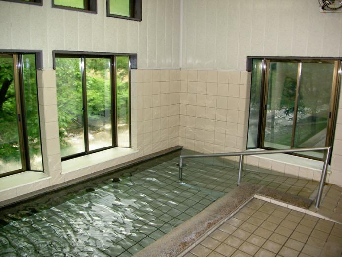 <font color="#800080"><strong>藤河内湯ーとぴあ</strong></font><br>藤河内渓谷の花崗岩から湧出する冷鉱泉を利用した温浴施設。祖母・傾・大崩ユネスコエコパークの代表的な見どころのひとつである『藤河内渓谷』の渓谷美とせせらぎを感じながら入浴を楽しむことができる。敷地内にはキャンプ場も併設している。<hr><span style="font-size:14px;">【DATA】<br >・住所／佐伯市宇目木浦内1297<br>・電話／0972-54-3938<br>・種類／内湯<br><a href=" https://www.visit-saiki.jp/spots/detail/56308741-35da-4f64-af9a-0b8a7bac0685" target="_blank"><font color="#0033ff">詳細はこちら</font></a></span><br><br>