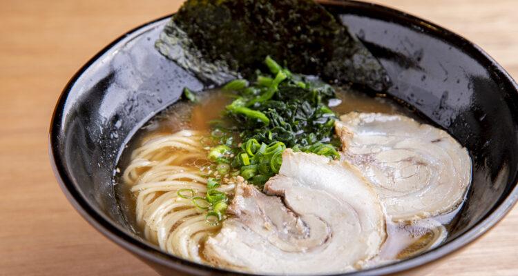 <span style="font-size:16px;"><a href="https://www.instagram.com/suigen_susuridokoro"> <span style="color:#C9F2E3;"><u>啜り処 粋元</u></span></a><br > <span style="font-size:12px;"> ホテルの中にあるラーメン店。厳選した豚骨を10数時間以上煮込むことで旨みを重ねたスープが自慢。夜は居酒屋スタイルの『呑処　酔元』に変わる。</span><br /> <span style="font-size:12px;"><span style="color:#FFFF00;">【スポット情報】</span><br /> 住所：大分県佐伯市向島2-11-33佐伯セントラルホテル1F<br /> TEL：0972-22-5511<br /> 営業時間：11:00～14:00(LO13:50)/18:00～23:00(LO22:00)、金・土曜～深夜0:00(LO23:50)<br /> 定休日：月曜</span><br /><br>