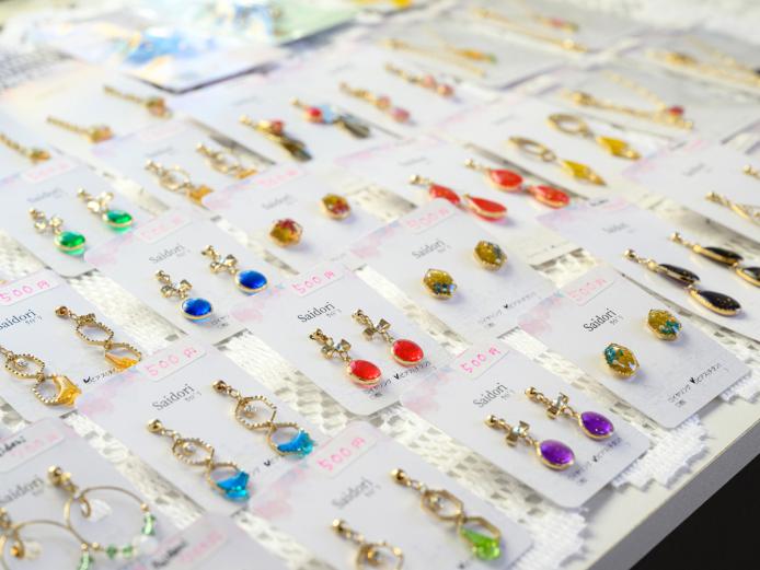 ▲ヘアゴムやピアス、イヤリング、ポーチなど。求めやすい価格なのもうれしい