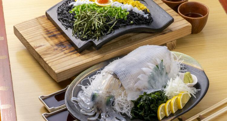 <span style="font-size:16px;"><a href="https://hijinavi.com/spots/detail/138"> <span style="color:#C9F2E3;"><u>居酒屋 大黒や</u></span></a><br > <span style="font-size:12px;">生け簀からあげた新鮮なイカを、活け造りはもちろん、｢いかすみクリームコロッケ｣や、「いかすみ瓦そば」など、さまざまな料理で楽しませてくれる。</span><br /> <span style="font-size:12px;"><span style="color:#FFFF00;">【スポット情報】</span><br /> 住所：大分県速見郡日出町川崎252-3<br /> TEL：0977-72-7721<br /> 営業時間：17:30～深夜0:00 ※変動あり<br /> 定休日：月曜</span><br /><br>