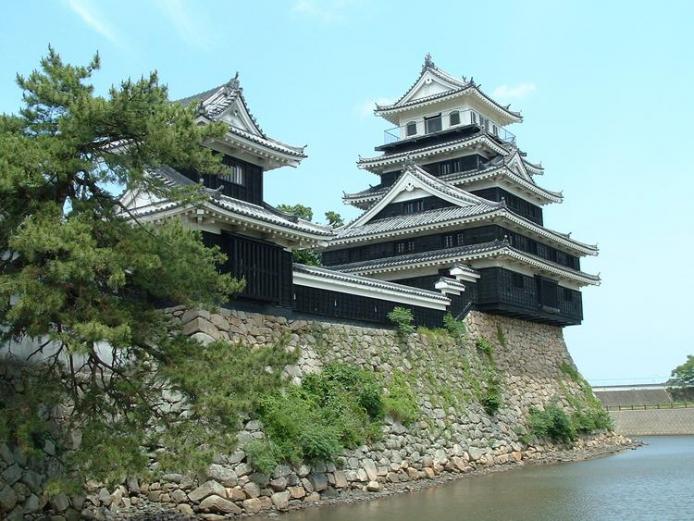&lt;font color=&quot;#800080&quot;&gt;&lt;strong&gt;中津城（奥平家歴史資料館）&lt;/strong&gt;&lt;/font&gt;（中津市）&lt;br&gt;&lt;strong&gt;代々受け継がれる歴史に触れる&lt;/strong&gt;&lt;br&gt;戦国時代最大の軍師といわれた黒田官兵衛が築城した日本三大水城の一つ。現在の天守閣は、昭和39年に建設されたもので、城内には最後の藩主・奥平家の衣装、刀剣、陣道具、古絵図、古文書などをはじめ、長篠の戦いで実際に使用された武具や歴代藩主着用の甲冑、徳川家康直筆の書など興味深い資料が展示され、一般に公開されています。&lt;br&gt;&lt;hr&gt;&lt;strong&gt;【DATA】&lt;/strong&gt;&lt;br&gt;住所：中津市二ノ丁本丸／電話：0979-22-3651／アクセス：定留ICから車で約10分&lt;br&gt;&lt;a href=&quot;http://www.nakatsujyo.jp/&quot; target=&quot;_blank&quot;&gt;&lt;font color=&quot;#0033ff&quot;&gt;&lt;strong&gt;詳細はこちら&lt;/strong&gt;&lt;/font&gt;&lt;/a&gt;&lt;br&gt;&lt;br&gt;&lt;br&gt;