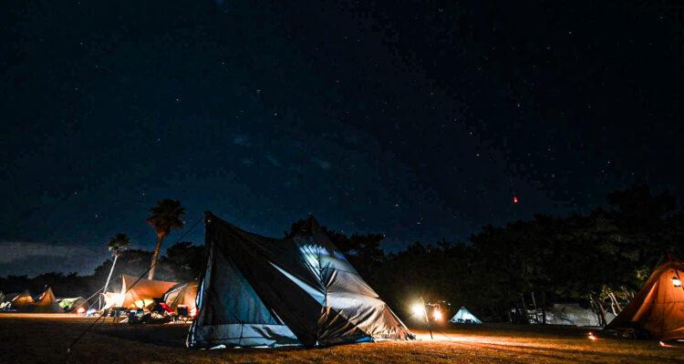 <span style="font-size:16px;"><a href="https://hakuai-oita.com/shop/noasobihama/"><span style="color:#C9F2E3;"><u>野遊び浜キャンプ場</u></span></a><br ><span style="font-size:12px;"> 『住吉浜リゾート』内にあるトイレ、シャワーなども施設なども完備されたキャンプ場。海辺に位置しており、星空はもちろん、夕焼けや朝日も波の音と一緒に楽しむことができる。</span><br /><span style="font-size:12px;"><span style="color:#FFFF00;">【スポット情報】</span><br />住所：大分県杵築市守江1165-2住吉浜リゾートパーク内<br />TEL：0978-63-9117</span><br /><br>