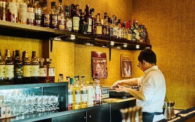 <span style="font-size:16px;"><a href="https://www.instagram.com/stepscolor/"><span style="color:#C9F2E3;"><u> bar stepscolor </u></span></a><br ><span style="font-size:12px;"> 三隈川沿いの温泉街にある落ち着いたバー。九州各地の蒸留所産ウイスキーやクラフトジン、進撃の巨人コラボのアルコール飲料とともにレコードで音楽を楽しめる。</span><br /><span style="font-size:12px;"><span style="color:#FFFF00;">【スポット情報】</span><br />住所：大分県日田市隈2-1-16<br />TEL：090-8419-3392<br />営業時間：20:00～深夜1:00<br />定休日：日曜</span><br /><br>