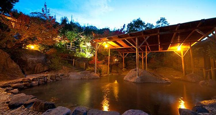 <span style="font-size:16px;"><a href="http://www.kanairo.co.jp/sp/"> <span style="color:#C9F2E3;"><u>八面山　金色温泉</u></span></a><br > <span style="font-size:12px;"> 広々とした敷地内には、斜面に沿って点在する露天風呂と、バリエーション豊かな貸切湯。パワースポット・八面山のど真ん中で、心身ともにリフレッシュ！</span><br /> <span style="font-size:12px;"><span style="color:#FFFF00;">【スポット情報】</span><br /> 住所：大分県中津市三光田口字金色584-1<br /> TEL：0979-26-8065<br /> 営業時間：10:00～24:00（貸切温泉受付22:00まで）<br /> 定休日：なし</span><br /><br>