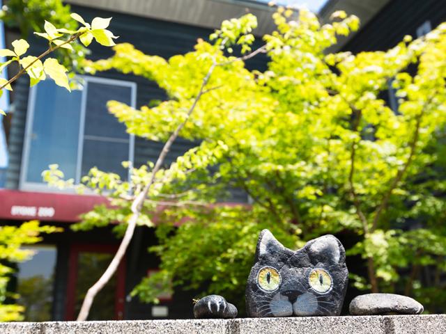 <font color="#ff1493"><strong>石ころたちの動物園</strong></font><br>自然のままの形の石に動物を描いた、ストーンペインティングの美術館。常時300点の作品を展示し、季節に合わせた企画展も開催。今にも動き出しそうな、ユーモアある動物たちの表情に目が離せなくなります。お気に入りの動物を探してみよう。<hr><span style="font-size:14px;"><strong>【DATA】 </strong><br /> 住所／日出町大神6018-1<br>電話／0977-73-1028<br>駐車場／10台<br>アクセス／日出ICから車で約15分<br /><a href="http://www.stone-zoo.com/" target="_blank"><font color="#0033ff">詳細はこちら</font></a></span>