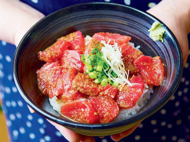 <font color="#800080"><strong>津久見ひゅうが丼キャンペーン </strong></font><br>まぐろの遠洋漁業基地として栄えた保戸島の漁師が、過酷な漁の合間に手早く栄養が取れるようにと考案された漁師飯「ひゅうが丼」の食キャンペーンが開催されます。まぐろの赤身に醤油や砂糖などの甘辛い各店自慢のゴマダレをかけ、アツアツのご飯にのせた丼はスタミナ満点！このひゅうが丼を食べ、スイーツまたはお土産を購入し、スタンプを集め応募すると抽選で豪華賞品が当たります。この機会にぜひご賞味ください！<hr><span style="font-size:14px;">【DATA】<br >期間／7月22日（土）～9月30日（土）<br>場所／津久見市内キャンペーン参加店舗　<br>問合せ／0972-82-9521（津久見市観光協会）<br><a href=" https://tsukumiryoku.com/pages/121/" target="_blank"><font color="#0033ff">詳細はこちら</font></a></span><br><br>