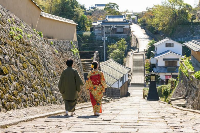 坂を下ったところに酢屋があったことから、この名が付いた「酢屋の坂」。正面に延びる、南台武家屋敷につながる「塩屋の坂」と対照的に作られており、その間に町屋が軒を連ねる景色が“サンドイッチ型城下町”と呼ばれる所以です。