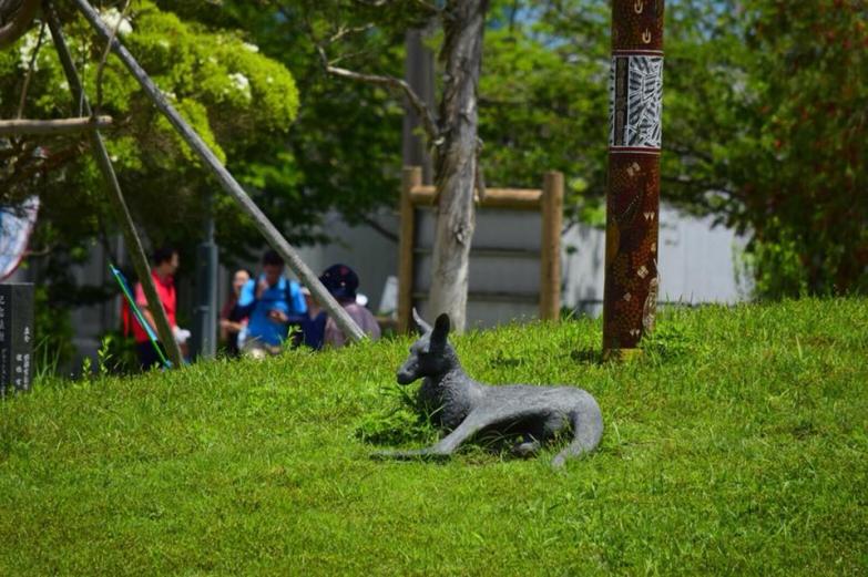 スタート地点のある大入島食彩館には「カンガルー広場」があります。 オーストラリア、グラッドストン市との友好の証“寝そべるカンガルー像”が出迎えてくれます。