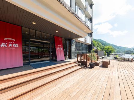川に迫り出したロビー。建物は温泉街を象徴する風景として登場する