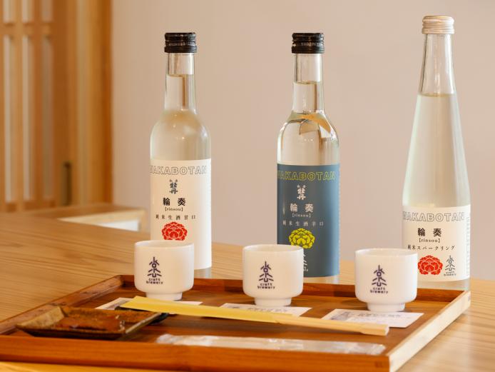 ▲日本酒が飲み比べできるバーも。「和香牡丹輪奏（わかぼたん りんそう） 蔵出し利き酒三種セット」1070円